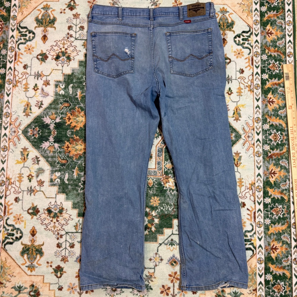 Wrangler Men's Light Wash Bootcut Jeans Comfort Guaranteed Size 36x30 - Picture 2 of 5